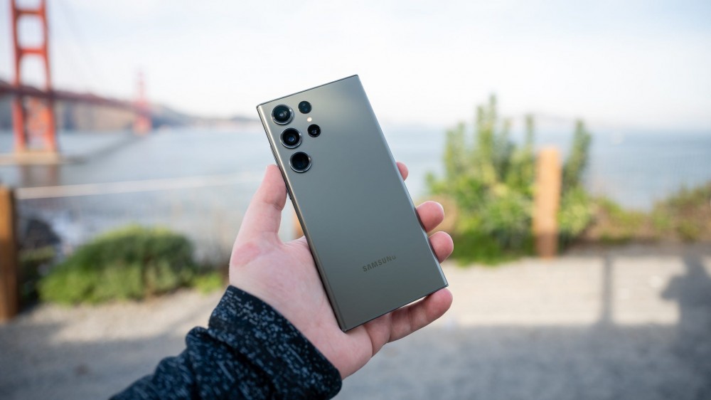 Person holding the Samsung Galaxy S23 Ultra in Green with the Golden Gate Bridge in the background